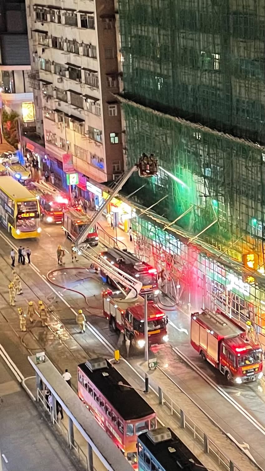 消防架起雲梯射水,大約1小時後將火救熄。網上圖片 消防架起雲梯射水,大約1小時後將火救熄。網上圖片