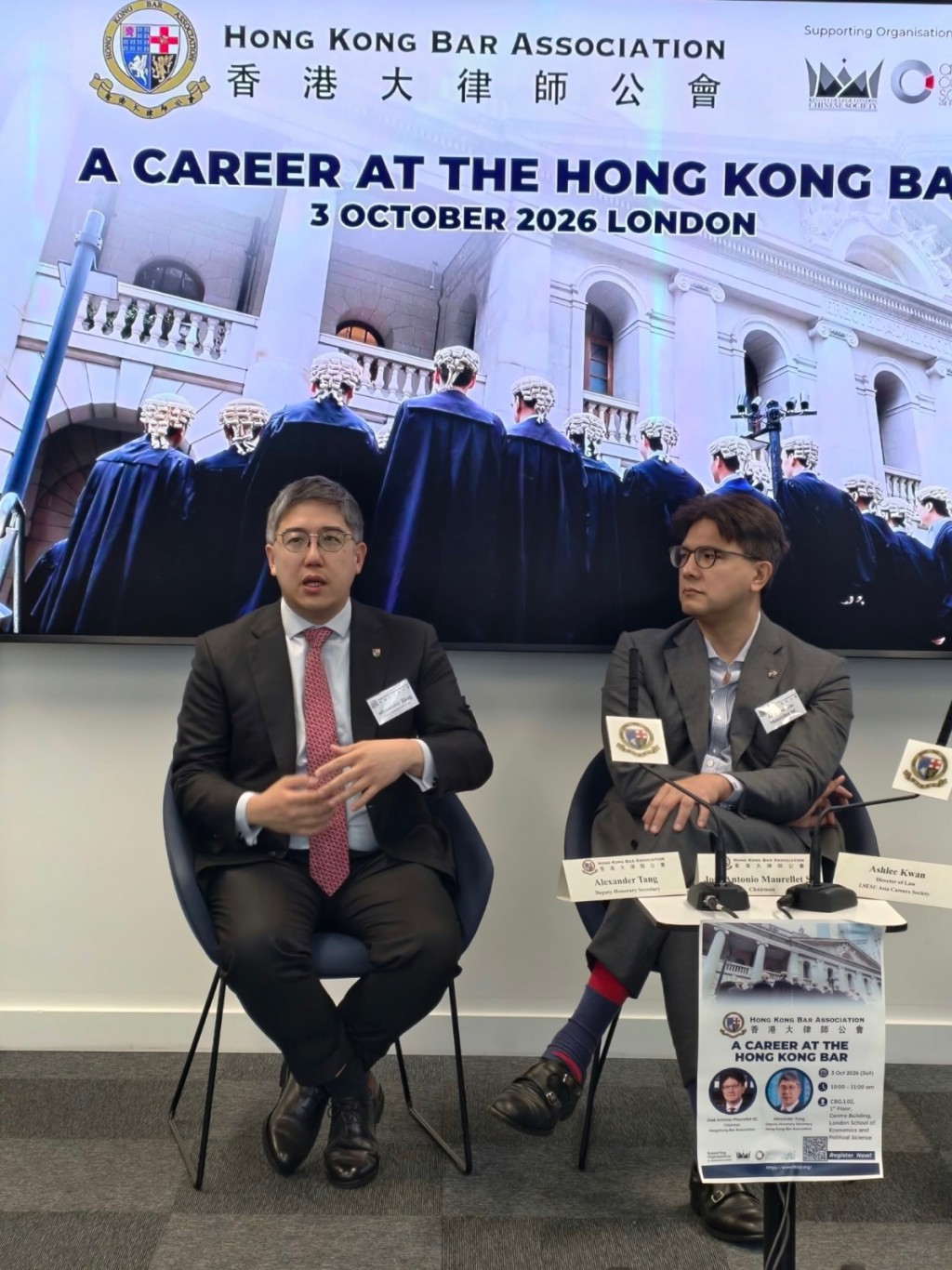 鄧建文（左）鼓勵學生考慮畢業後在香港成為大律師。