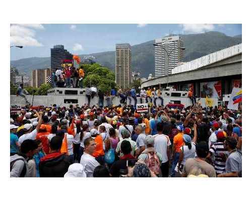 反对马杜洛人士走上街头。路透社