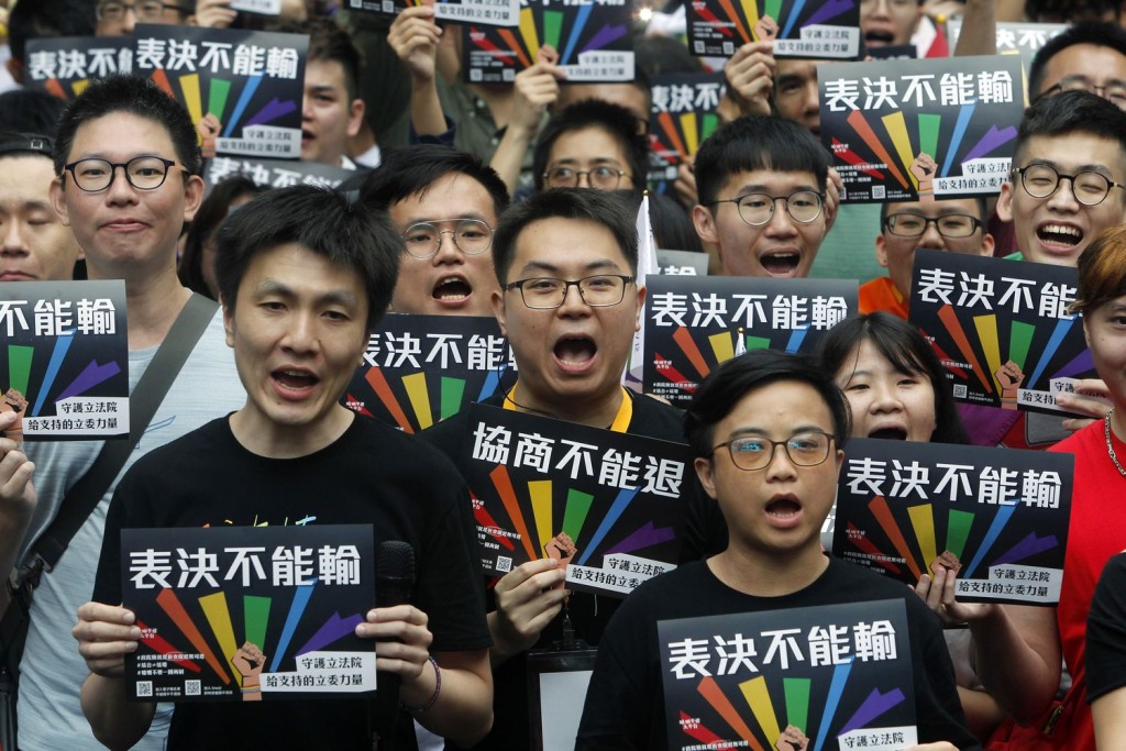 支持同性婚姻團體代表在立法院外高聲歡呼。AP