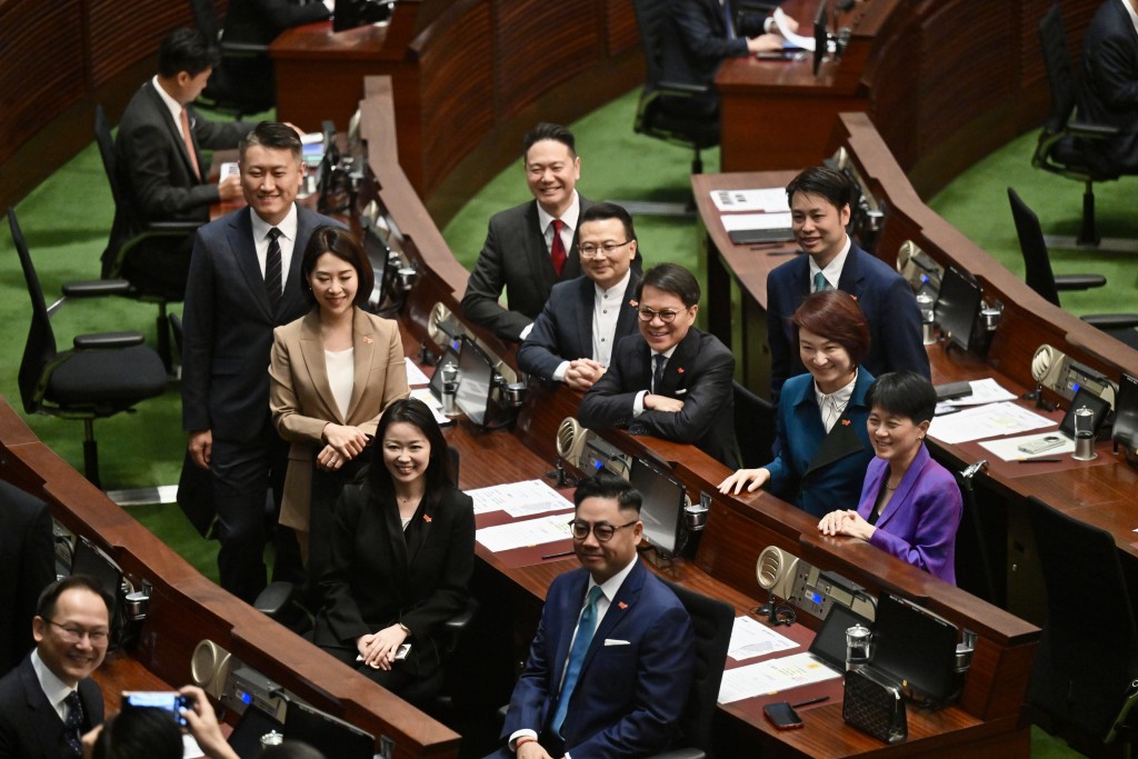 多位議員合照。