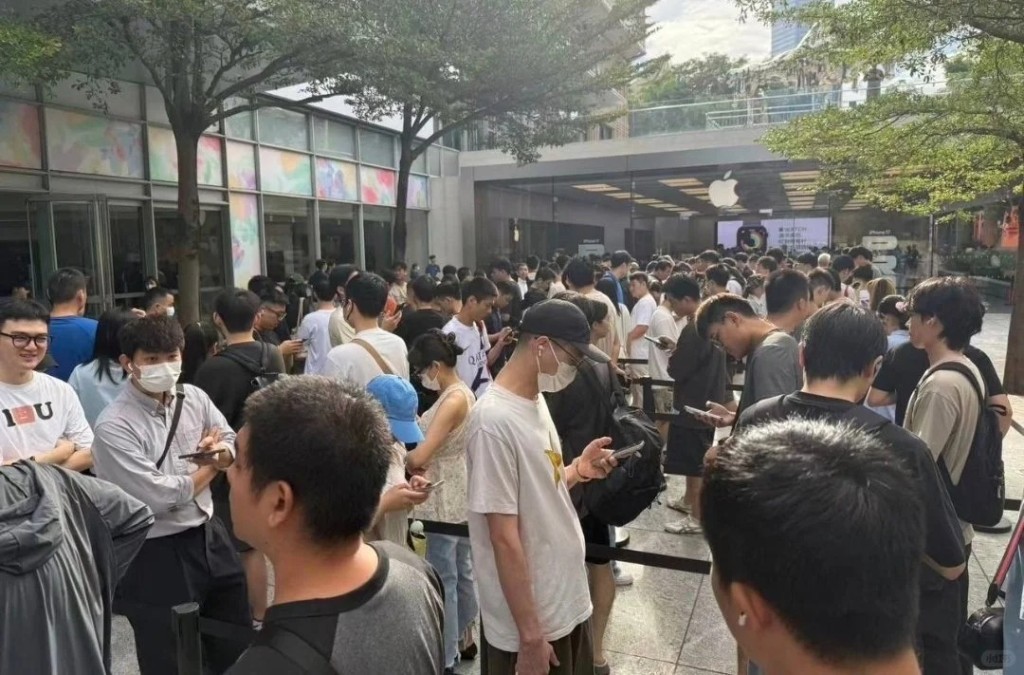 iPhone 17系列開賣，大批民眾到線下門店購買。小紅書＠智玩TOP