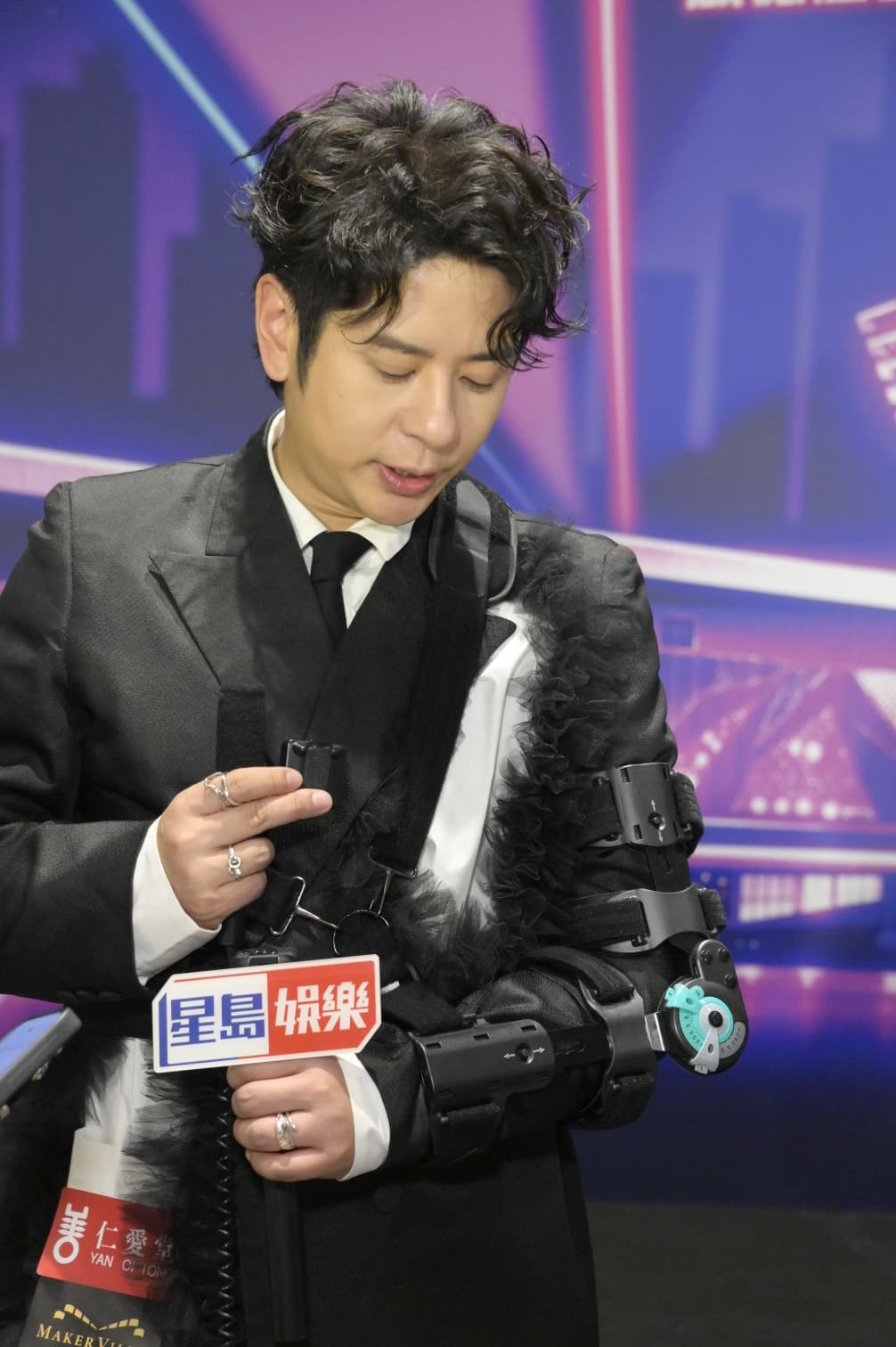 他表示現在手中裝了4口釘。