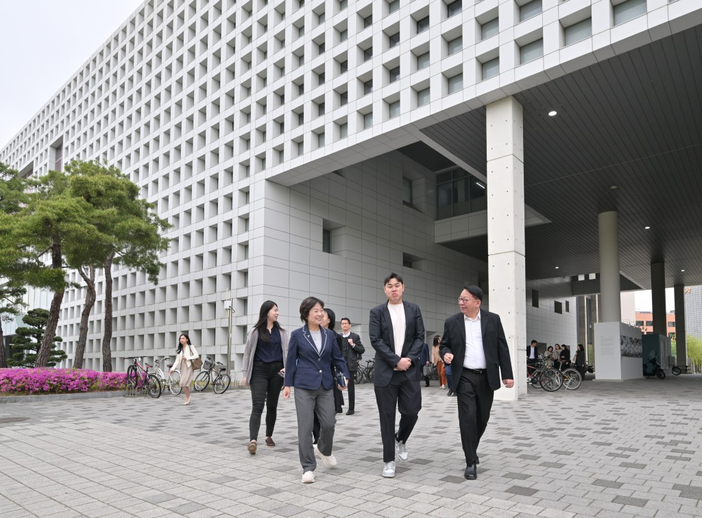 陳國基（右一）、教育局局長蔡若蓮（左二）及代表團參訪韓國科學技術院。政府新聞處圖片