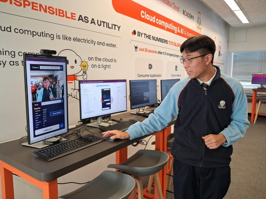 有學生製作人工智能程式，透過辨認用戶臉部表情及分析情緒，為用戶建議目前適合閱讀的書籍。歐文瀚攝