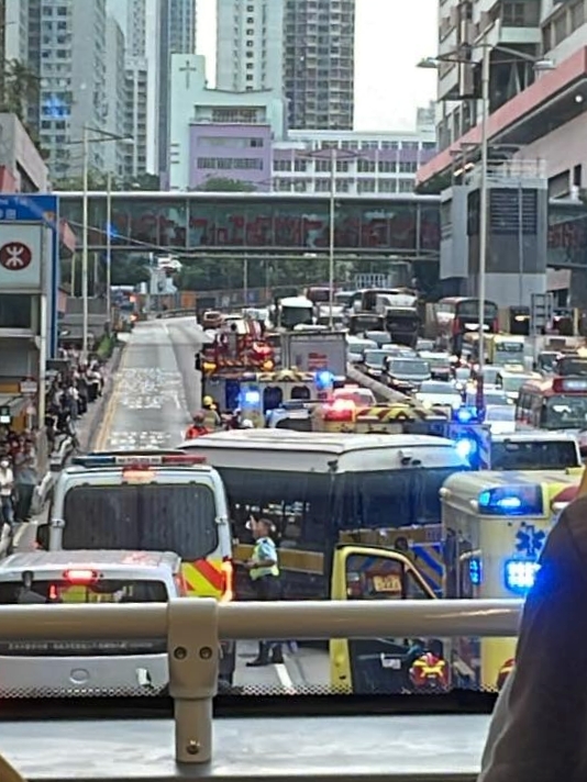 意外期間一度交通擠塞。FB:龍翔道塞車關注組 意外期間一度交通擠塞。FB:龍翔道塞車關注組