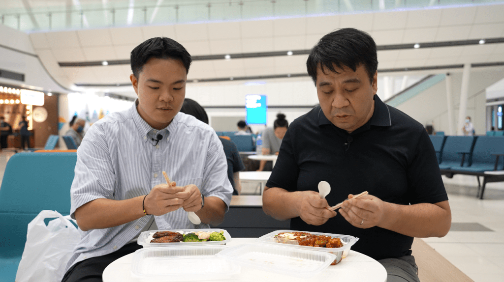香港兩餸飯關注組版主Andrew(右)到場點選咕嚕肉及蒸倉魚兩餸飯,綜合給予6.5至7分的中上水平。 香港兩餸飯關注組版主Andrew(右)到場點選咕嚕肉及蒸倉魚兩餸飯,綜合給予6.5至7分的中上水平。