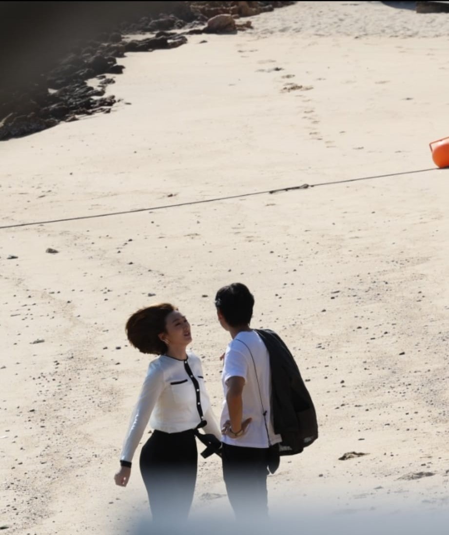 高Ling喺沙滩紥紥跳。