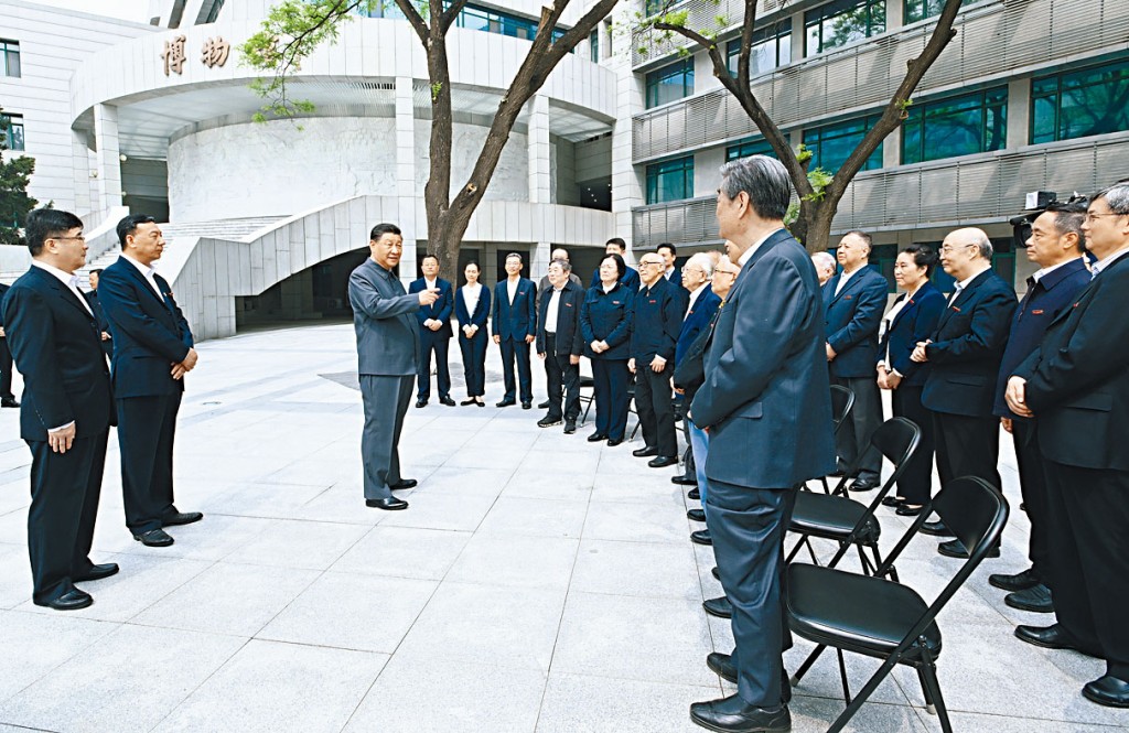 習近平昨天在中國人民大學考察。