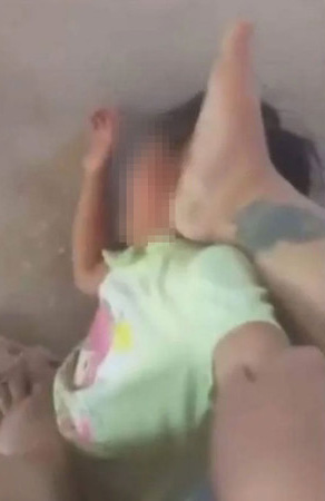 狠母用腳將女兒臉頰踩在地上。（網圖）