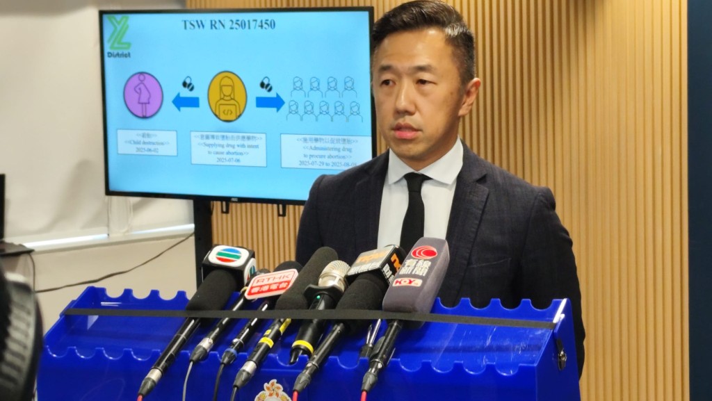 元朗警區重案組第三隊督察林浩賢以中英雙語簡述案情。