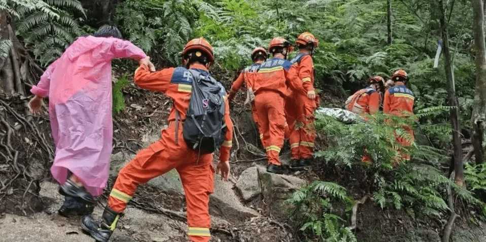 惠州消防冒雨爬山救援，歷時近4小時艱難轉運傷者。