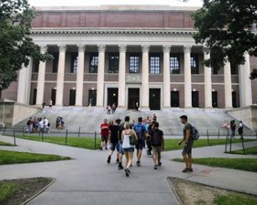 美國政府決定秋季允許各地留學生到美國上課 。AP圖片
