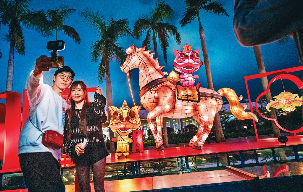 為配合馬年來臨，康文署位於尖沙咀綵燈展展出一隻3米高、栩栩如生的駿馬，吸引不少市民影相「打卡」。