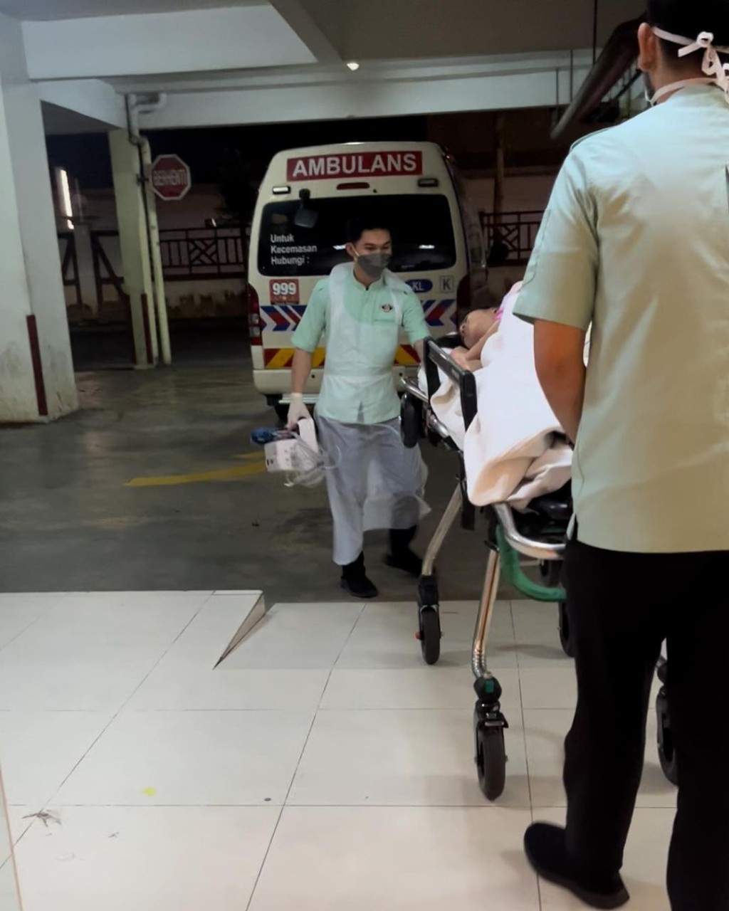 12歲童星日前被人拉走椅子而重摔倒地，致重傷骨折，麻痺失禁。(圖片來源：IG@puterirafasya1)