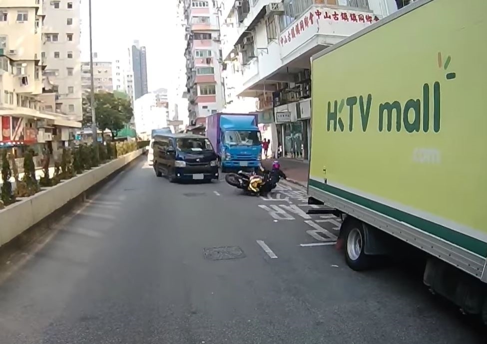 鐵騎士彈飛，人車分離倒地。fb車cam L（香港群組）影片截圖
