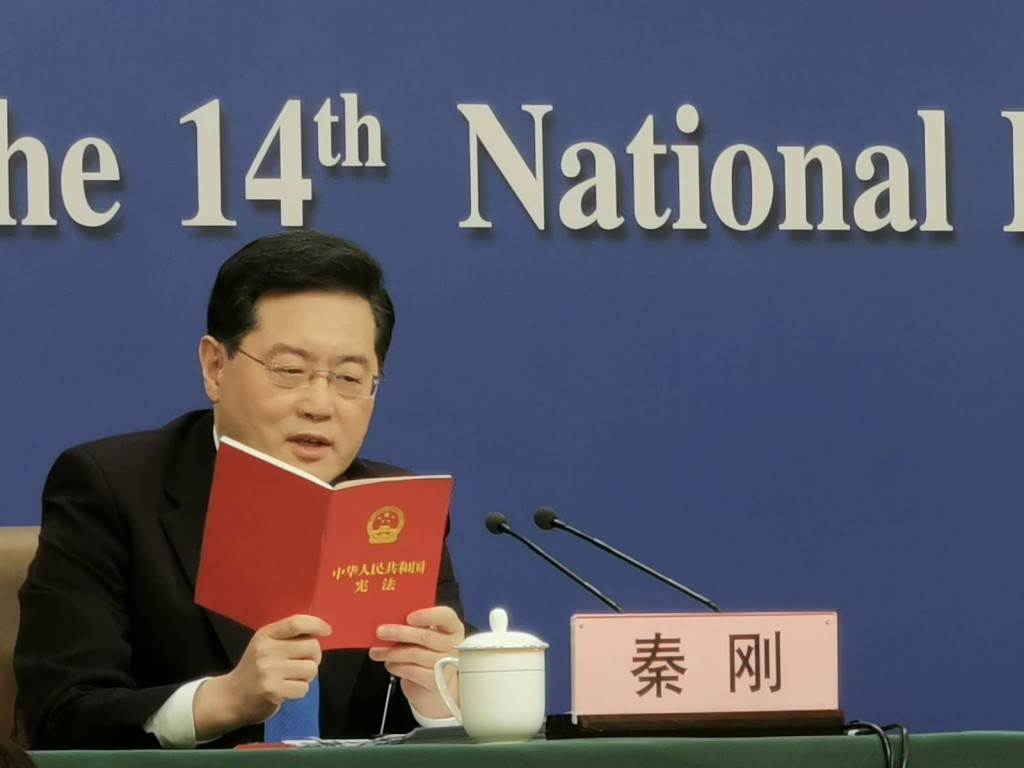 秦刚手持宪法回答台湾问题。 杨浚源摄