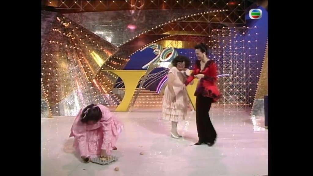 1987年TVB台庆趣剧「龙凤呈祥贺台庆」，虽然艺人未有被弄脏全身，但肥姐沈殿霞被「惊喜」搞到差啲濑尿都非常经典。