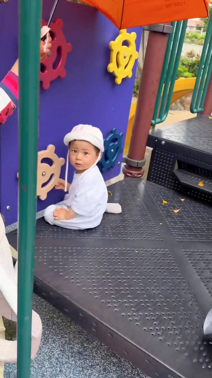 當黃翠如走到遊樂場,在遠處呼喚兒子時,「蕭哈哈」正專心地玩著遊樂設施。 當黃翠如走到遊樂場,在遠處呼喚兒子時,「蕭哈哈」正專心地玩著遊樂設施。