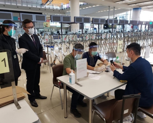海關關長鄧以海。