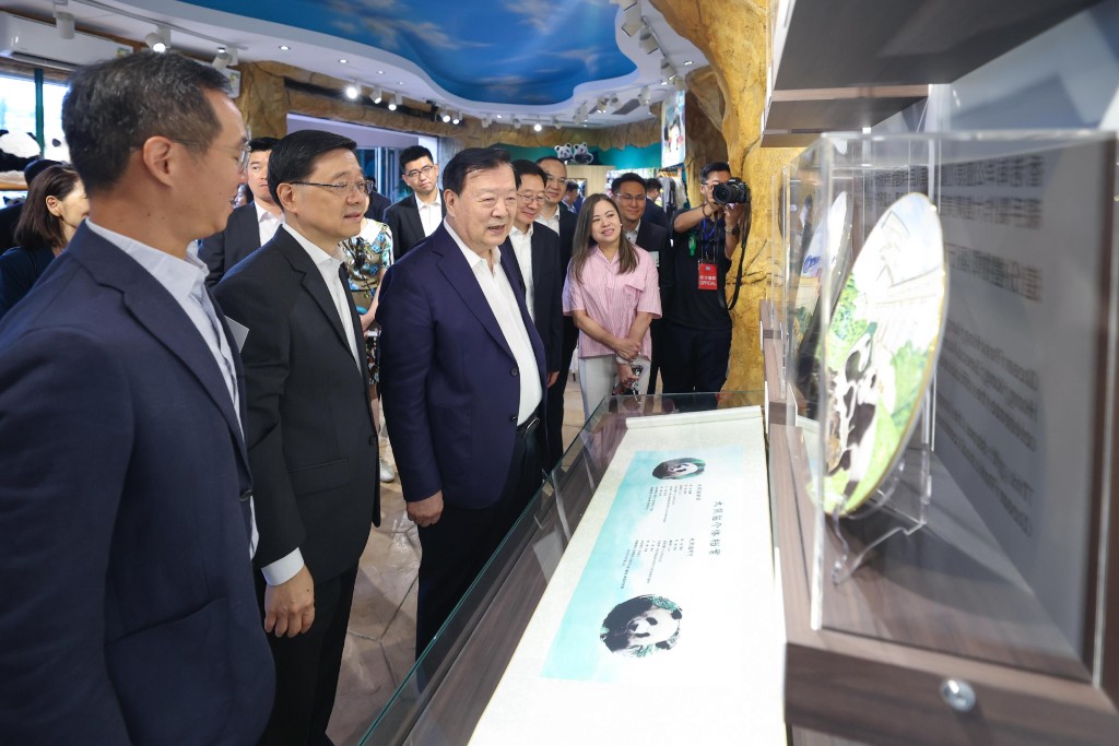 夏寶龍考察海洋公園。政府新聞處圖片 夏寶龍考察海洋公園。政府新聞處圖片