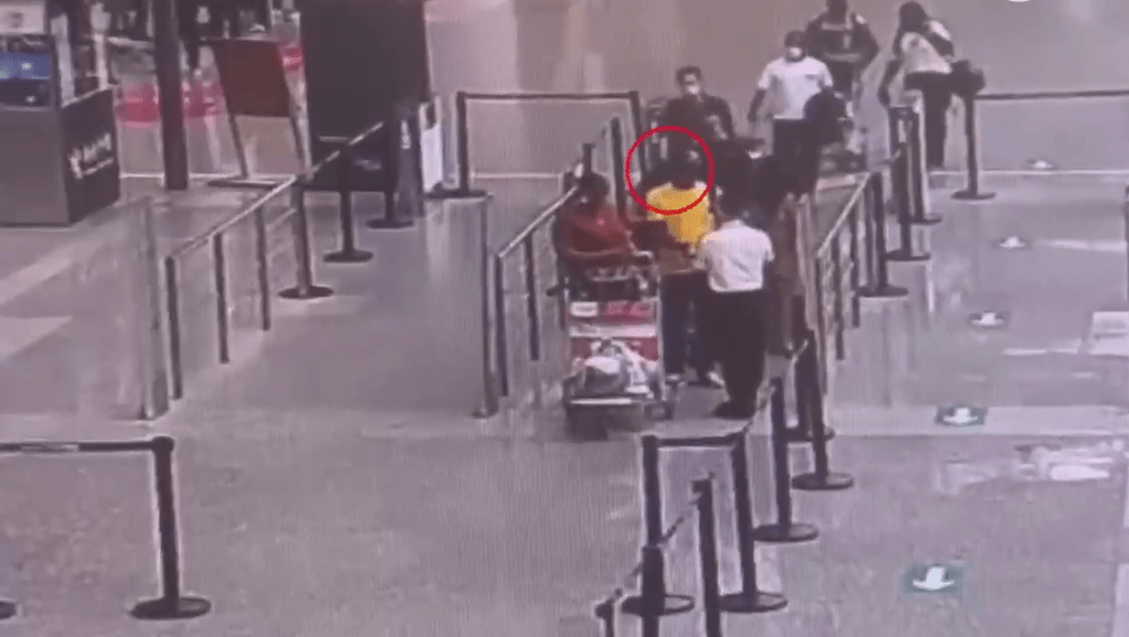 黑人男子人體藏毒,被廣州白雲機場海關關員截查。 黑人男子人體藏毒,被廣州白雲機場海關關員截查。