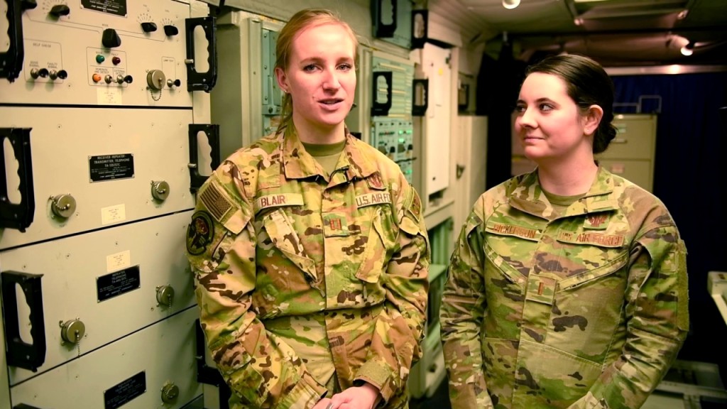 在蒙大拿州马姆斯卓空军基地的女兵。