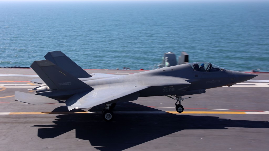 殲-35艦載戰鬥機在福建艦上開展觸艦復飛訓練。 新華社 殲-35艦載戰鬥機在福建艦上開展觸艦復飛訓練。 新華社