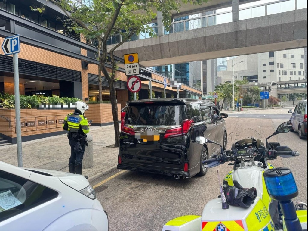 警方昨日進行港島總區交通日,在區內多個交通黑點採取執法行動。警方提供 警方昨日進行港島總區交通日,在區內多個交通黑點採取執法行動。警方提供