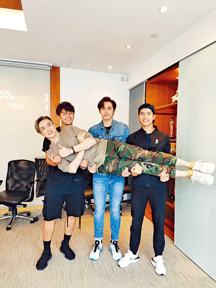 天堂鸟新歌向小虎队致敬，故此邀得胡渭康客串亦特别开心。