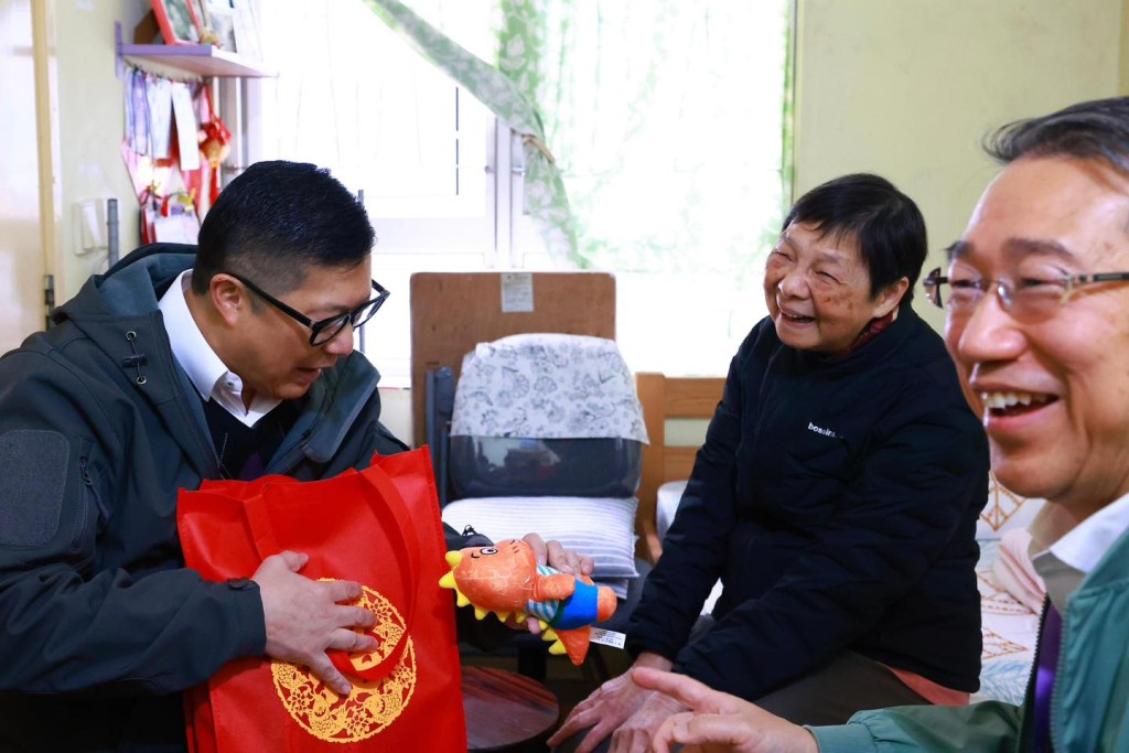 鄧炳強除送上食品福袋外,還帶了隻新年保安小小熊送予鍾婆婆,鄧炳強fb 鄧炳強除送上食品福袋外,還帶了隻新年保安小小熊送予鍾婆婆,鄧炳強fb