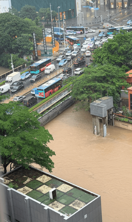 深圳18日暴雨致多地水浸。 抖音
