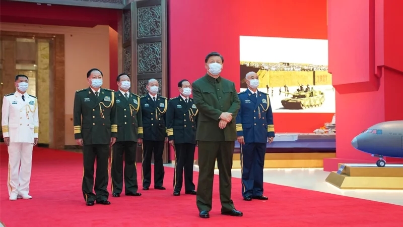 习近平去年底带领中央军委参观军事成果展。