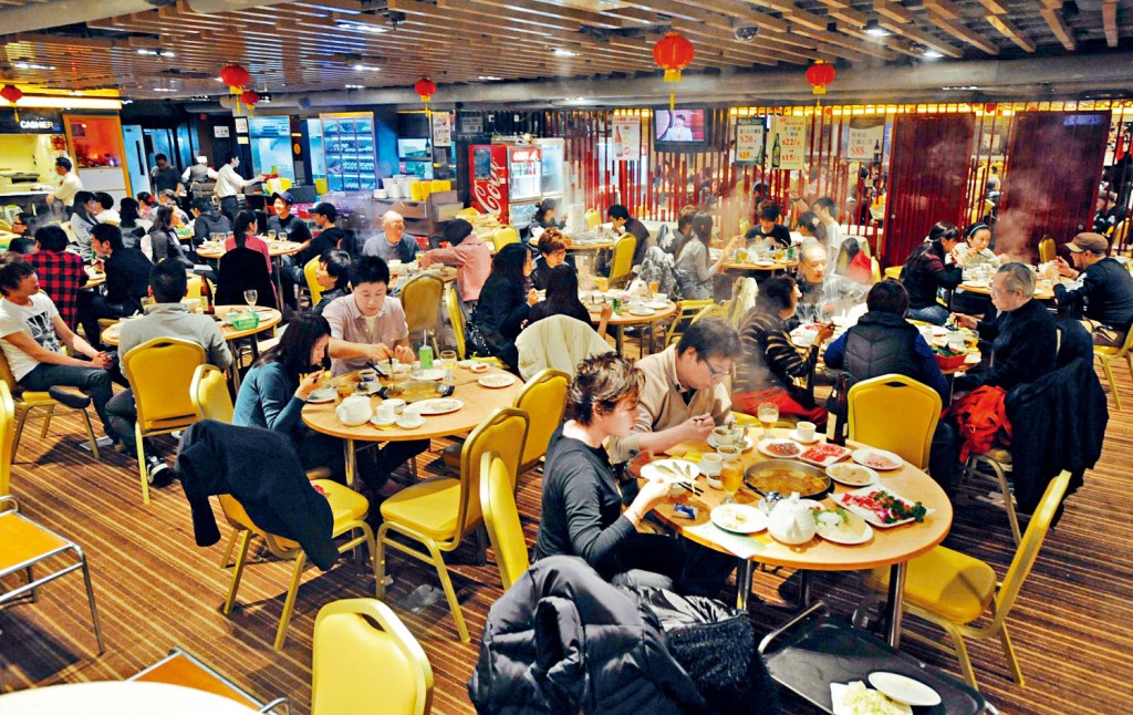 政府宣布再放寬防疫措施，包括取消食肆堂食時間限制。