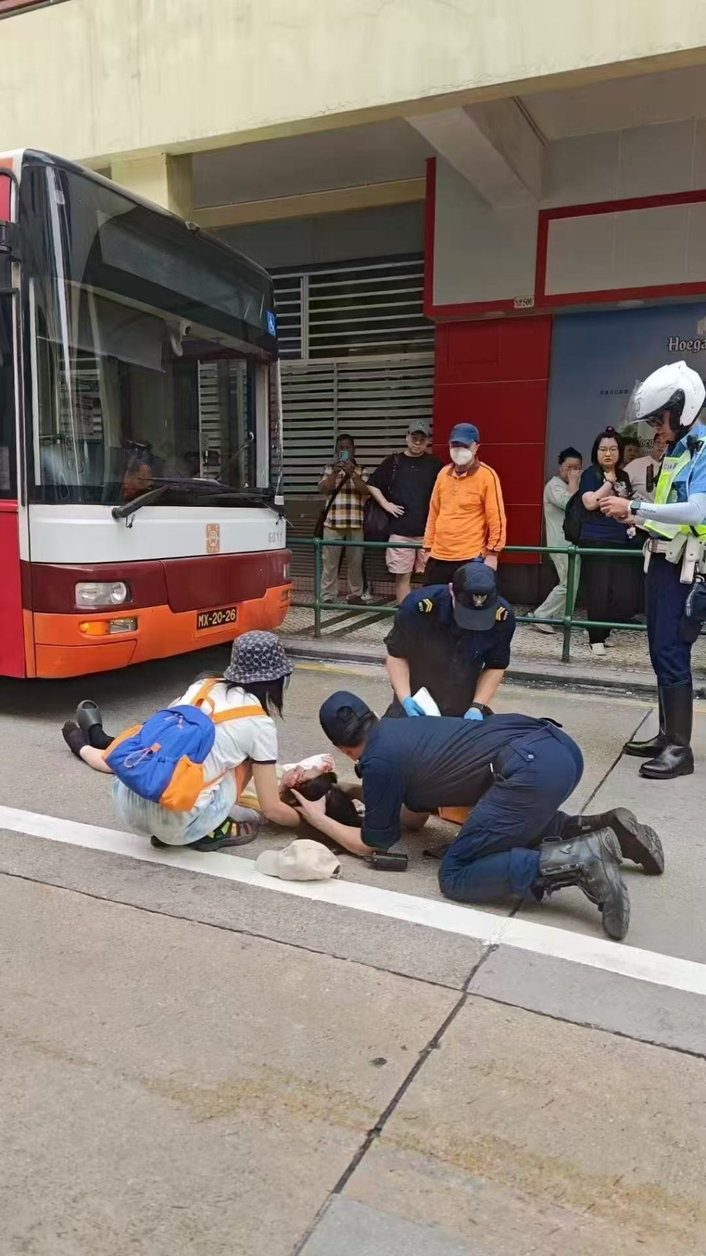澳門警方指二人違規過馬路而被巴士撞及。網上圖片 澳門警方指二人違規過馬路而被巴士撞及。網上圖片