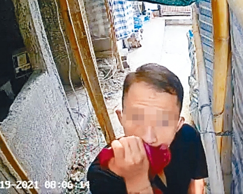 怪漢將女性內褲放到鼻前狂嗅。