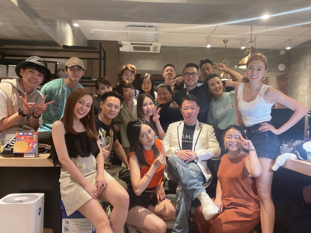 公司上下齊齊給老闆培哥驚喜舉行生日會。