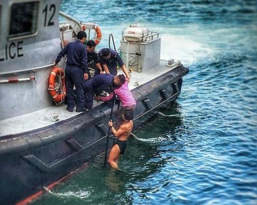 反恐特警跳海救人。警方圖片