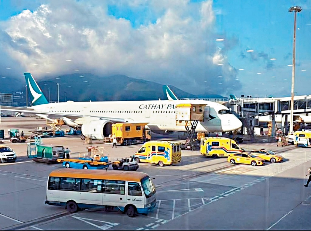 疑遇氣流的國泰航空CX 156客機安全降落，多輛救援車輛在停機坪戒備。