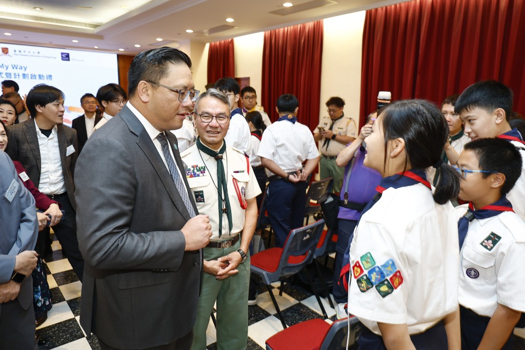 民政及青年事務局副局長梁宏正與青年交流。