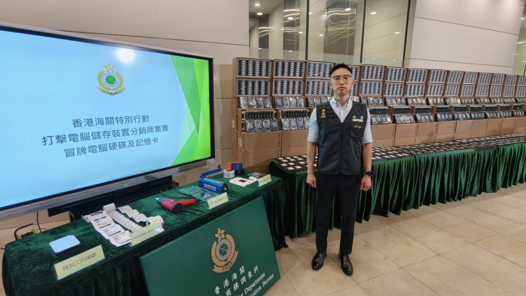 海關指該批冒牌電腦儲存裝置的價錢為正貨六折至九折出售,不同型號有不同折扣。 海關指該批冒牌電腦儲存裝置的價錢為正貨六折至九折出售,不同型號有不同折扣。