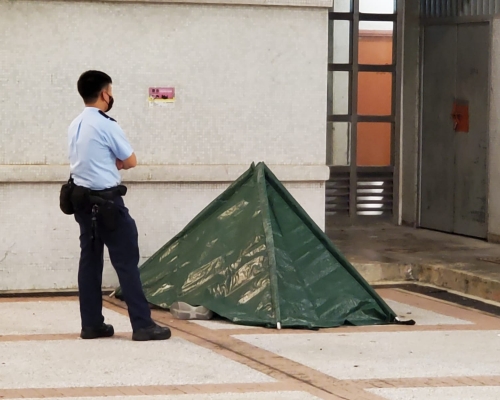警用帳篷遮蔽事主遺體。
