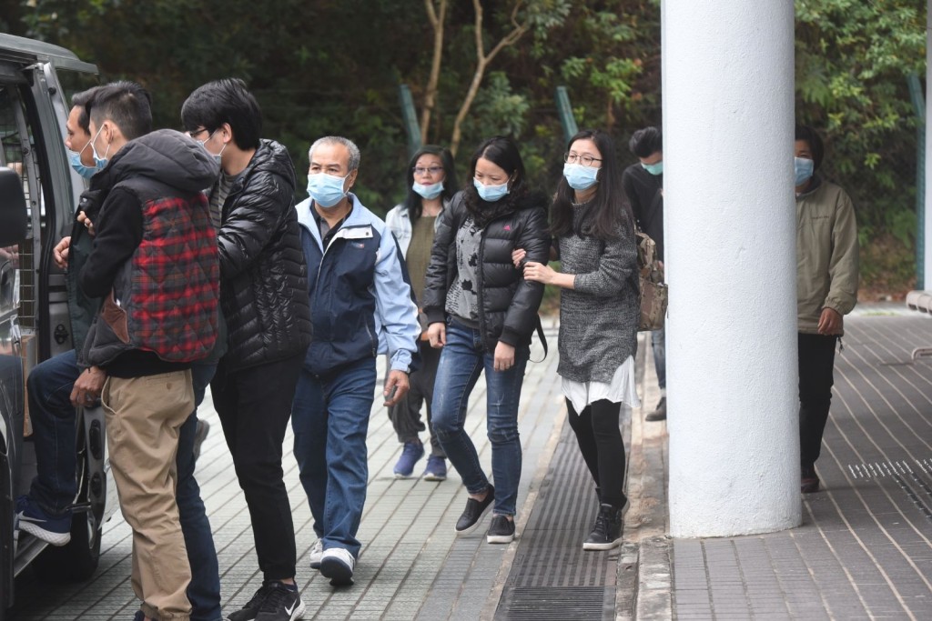 有人情緒激動，要由他人攙扶上客貨車離開。