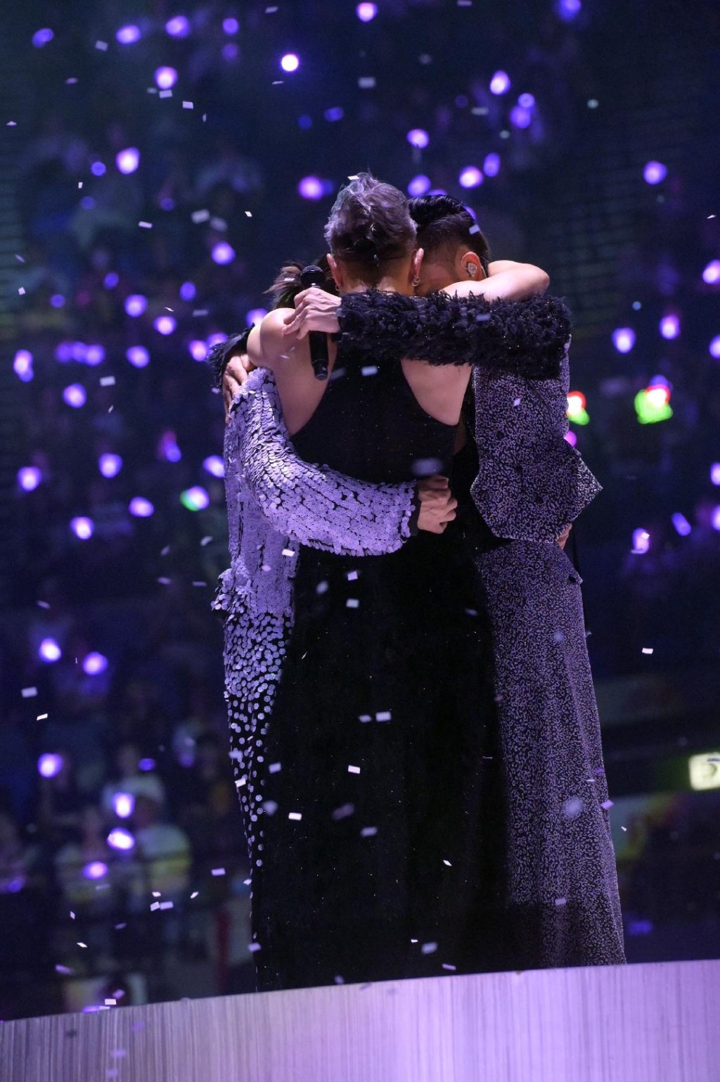 三子唱罢《心中的歌》后拥在一起，场面感人。