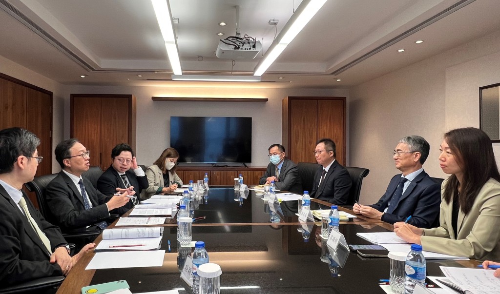 林定国（左二）与澳门特别行政区行政法务司司长张永春（右二）会面。 政府新闻处