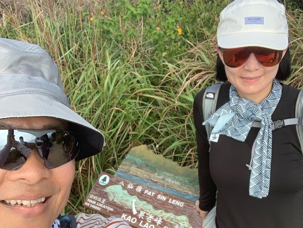 阿智好鍾意自拍,同老婆去行山當然都要自拍。