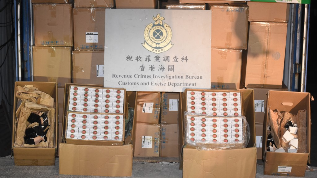 海关文锦渡捣破私烟储存仓检1,700万元私烟。黄文威摄