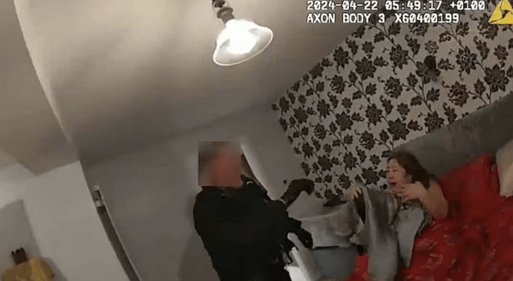 蘇格蘭場經長達六年調查，最終在約克一處民宅發現錢志敏，當時她正在床上睡覺，當警員入屋拘捕時， 她慌忙披上圍巾，樣子狼狽。