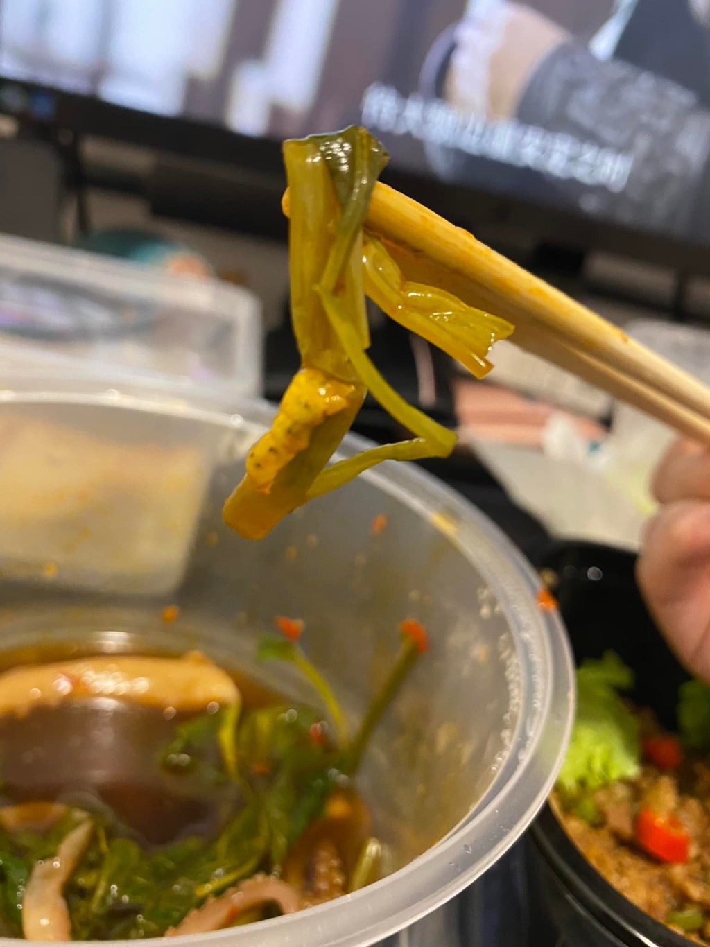 外賣通菜驚現肥美菜蟲，引起網民熱論。FB圖片