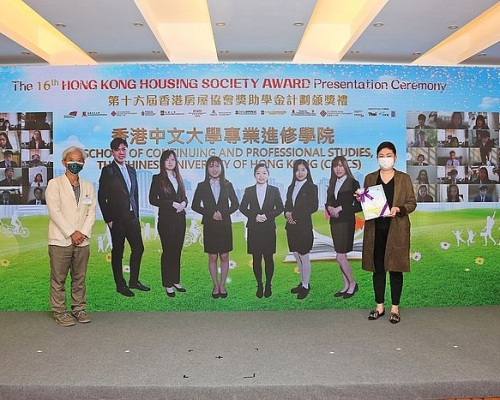 學院六位健康護理高級文憑課程學生獲頒「香港房屋協會獎助學金」,全日制課程總監鄭嘉懿(右)代表領獎。